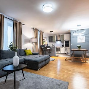 Live Centrally In A Spacious And Modern Apartment In Vienna